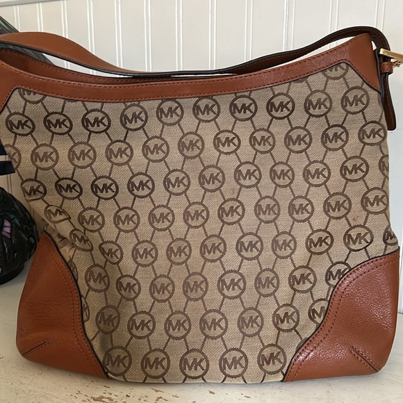 Michael Kors Signature canvas & leather shoulder bag - Picture 4 of 10